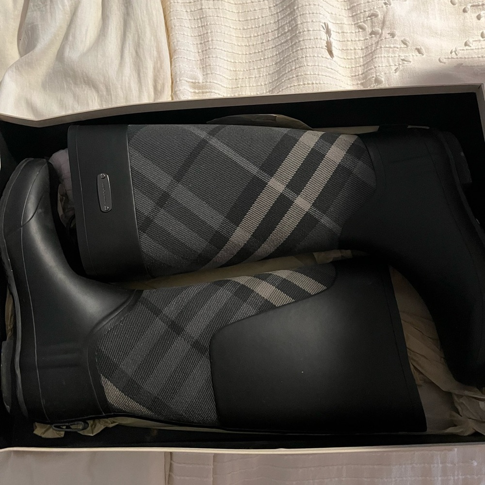 BLACK CHECK BURBERRY RAINBOOTS W9